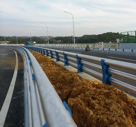 专业的道路护栏销售,波形护栏批发_贵州向东阳交通设施工程有限公司